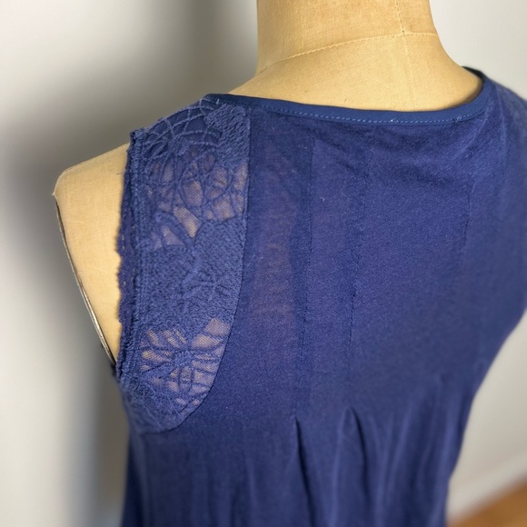 Anthropologie Meadow Rue royal
Blue knit sleeveless top with lace size small - Picture 5 of 7